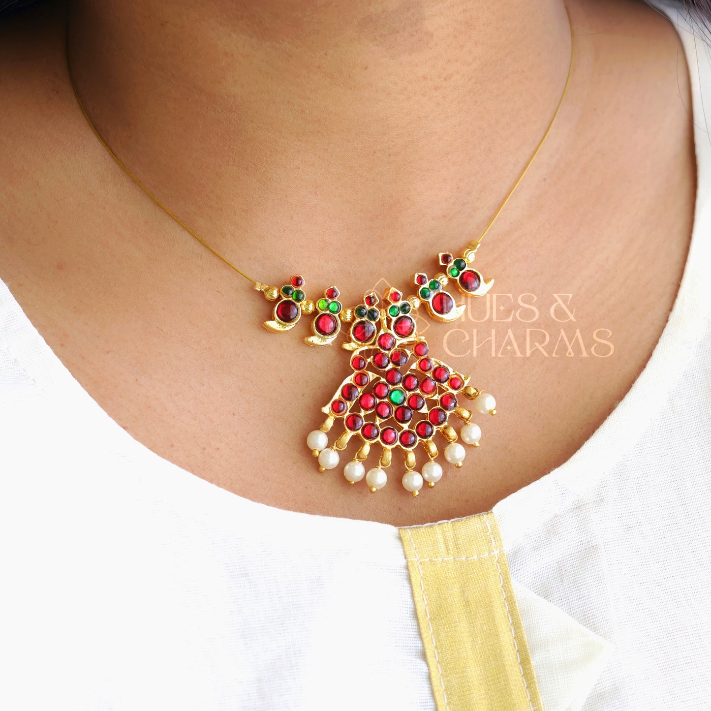 TRADITIONAL FLOATING NECKPIECE - RED & GREEN