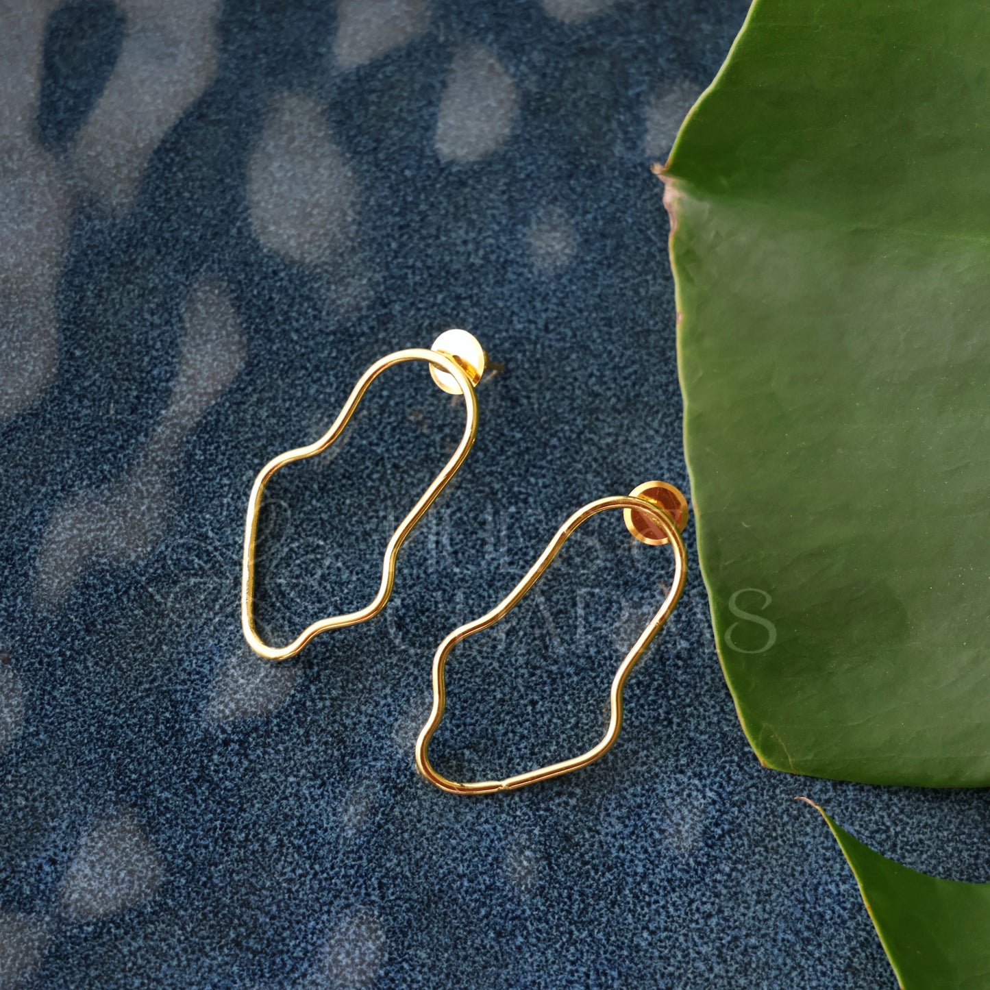 GOLDEN ELARA CURVE EARRINGS