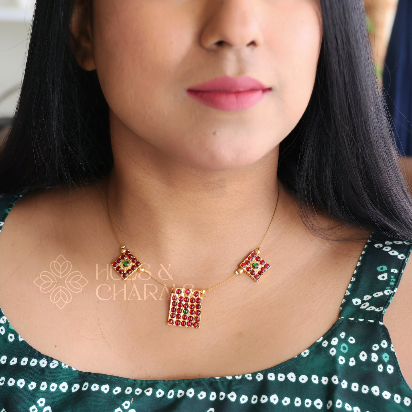TRADITIONAL 3 SQUARE PENDANT FLOATING NECKPIECE