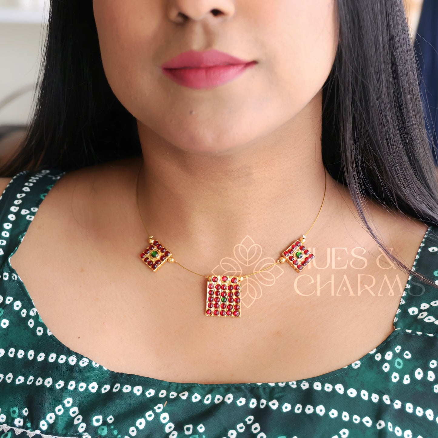 TRADITIONAL 3 SQUARE PENDANT FLOATING NECKPIECE