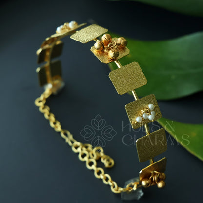 GOLDEN TEXTURED GEO PEARL GHUNGROO NECK CUFF