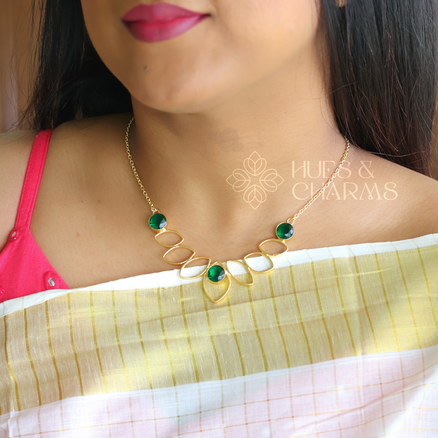 3 Stone Glossy Neckpiece