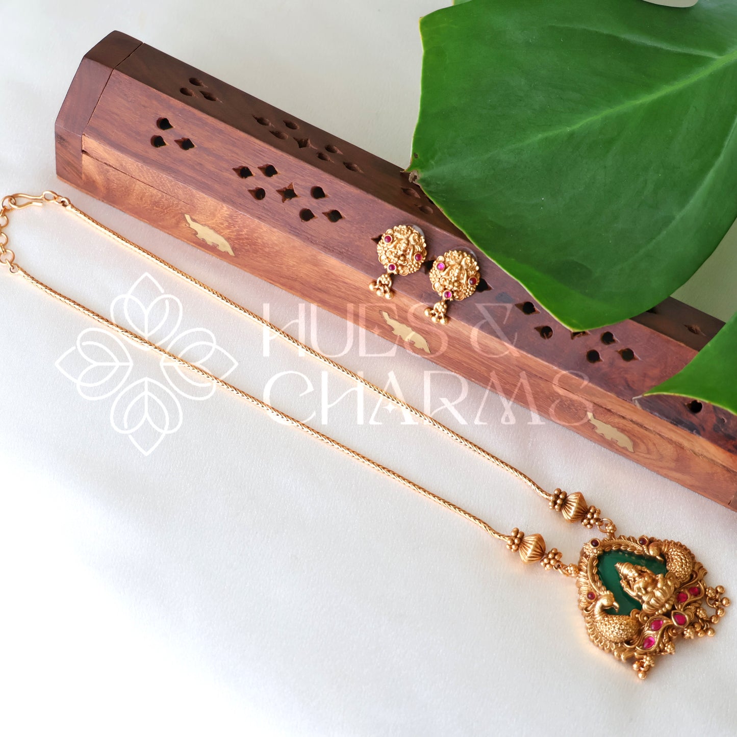GOLDEN DIVYA LAKSHMI PENDANT NECKLACE SET WITH