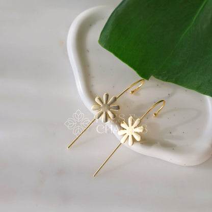 GOLDEN DAISY FLOWER MINIMAL EAR CUFF