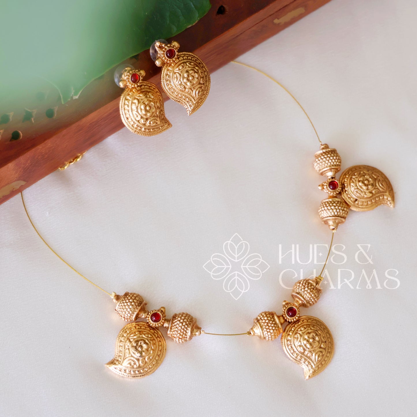 STATEMENT 3 MANGO FLOATING NECKLACE SET