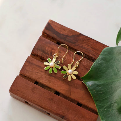 GOLDEN DAISY FLOWER DANGLER EARRINGS WITH PEARL