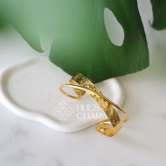 GOLDEN CELESTIA TWISTED HAND CUFF
