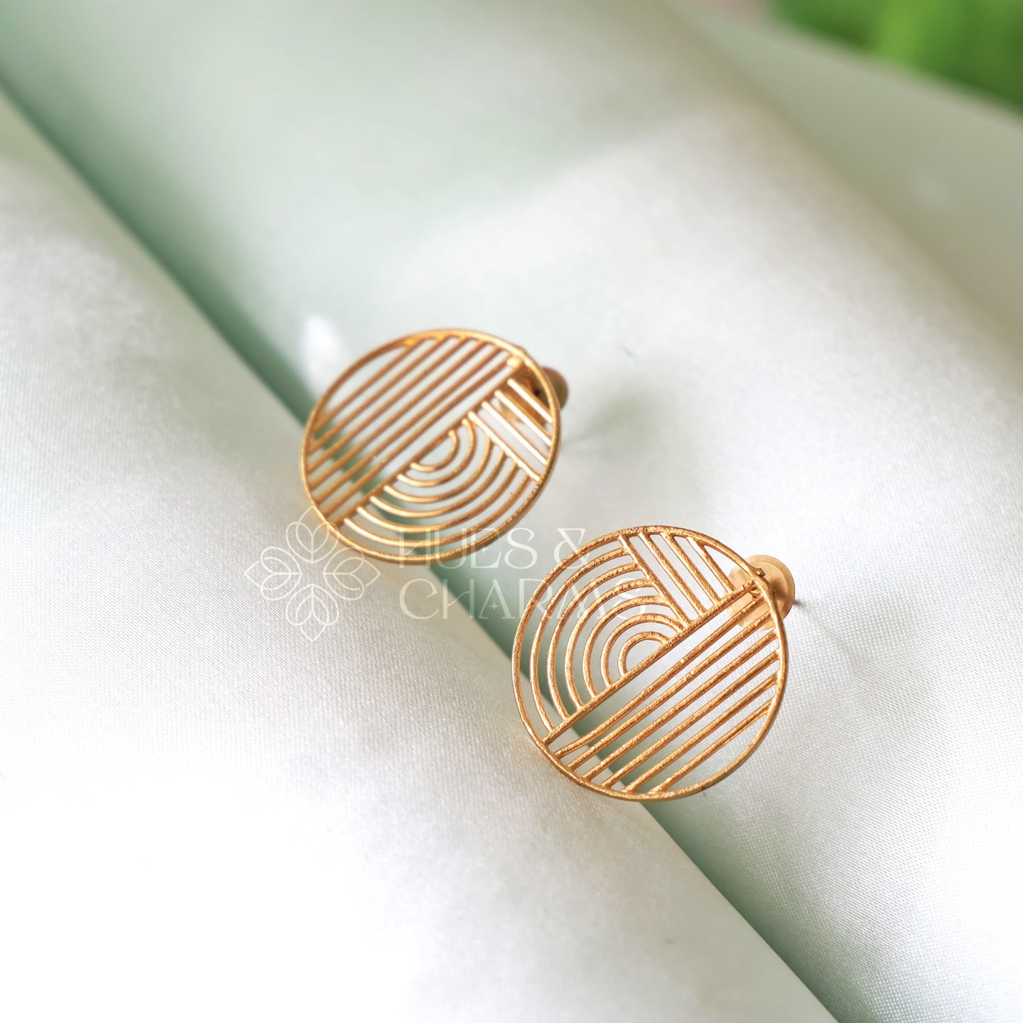 GOLDEN ARC & LINE STUD EARRINGS