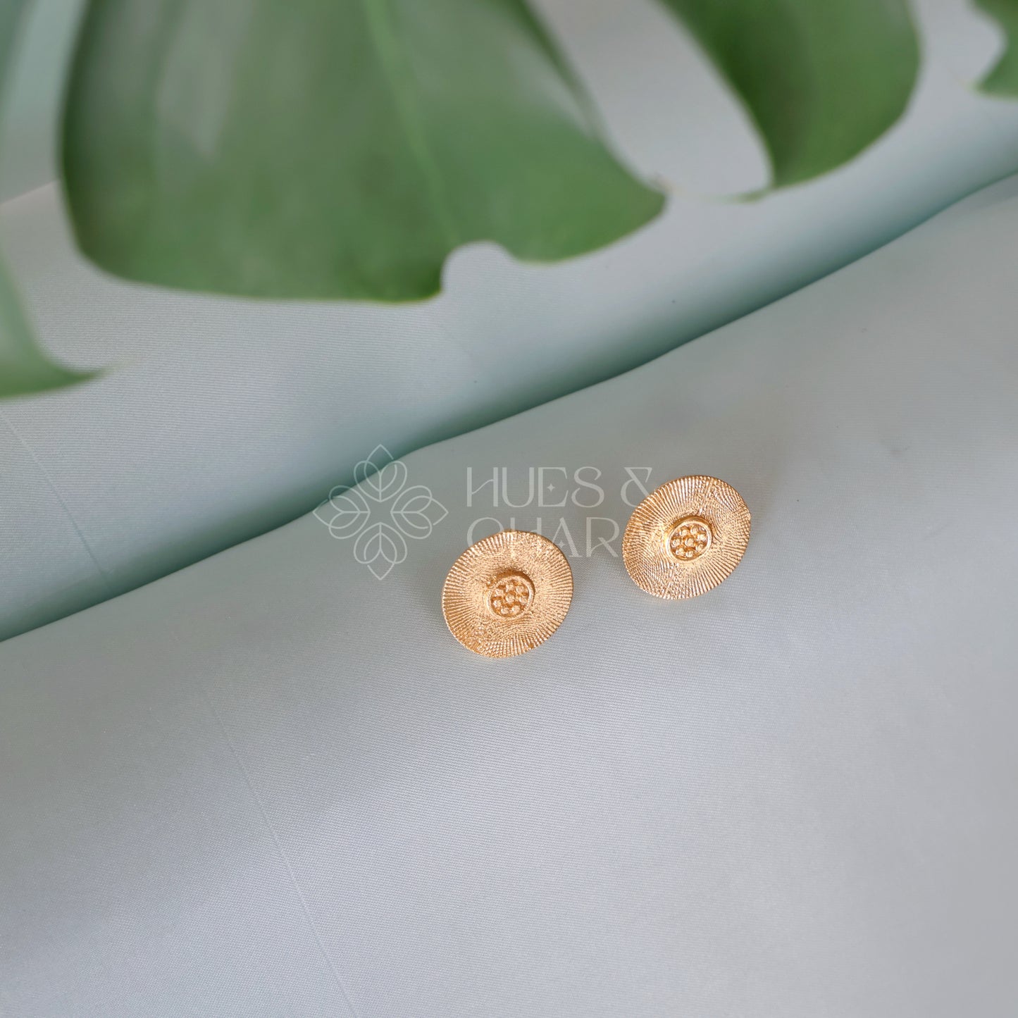 GOLDEN FLORAL BLOOM STUD EARRINGS
