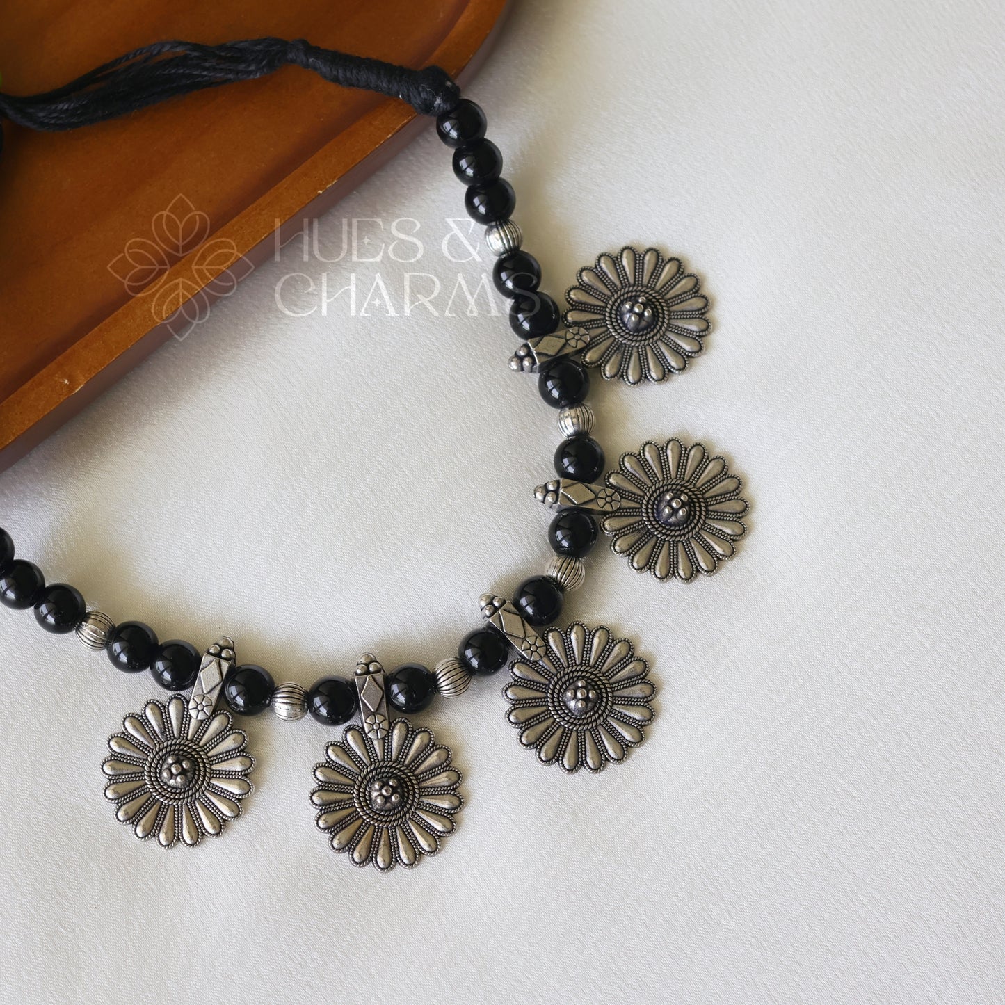 OXIDIZED DAISY FLOWER NECKPIECE