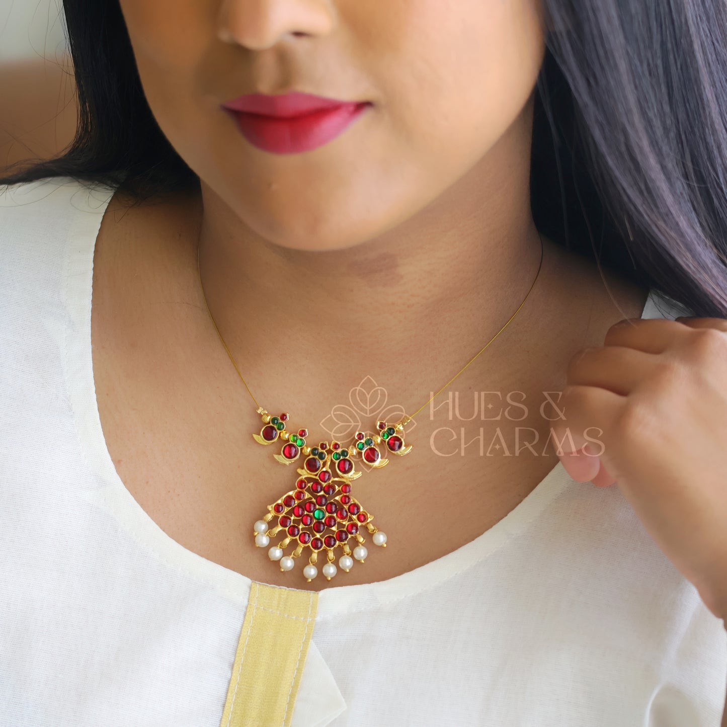 TRADITIONAL FLOATING NECKPIECE - RED & GREEN