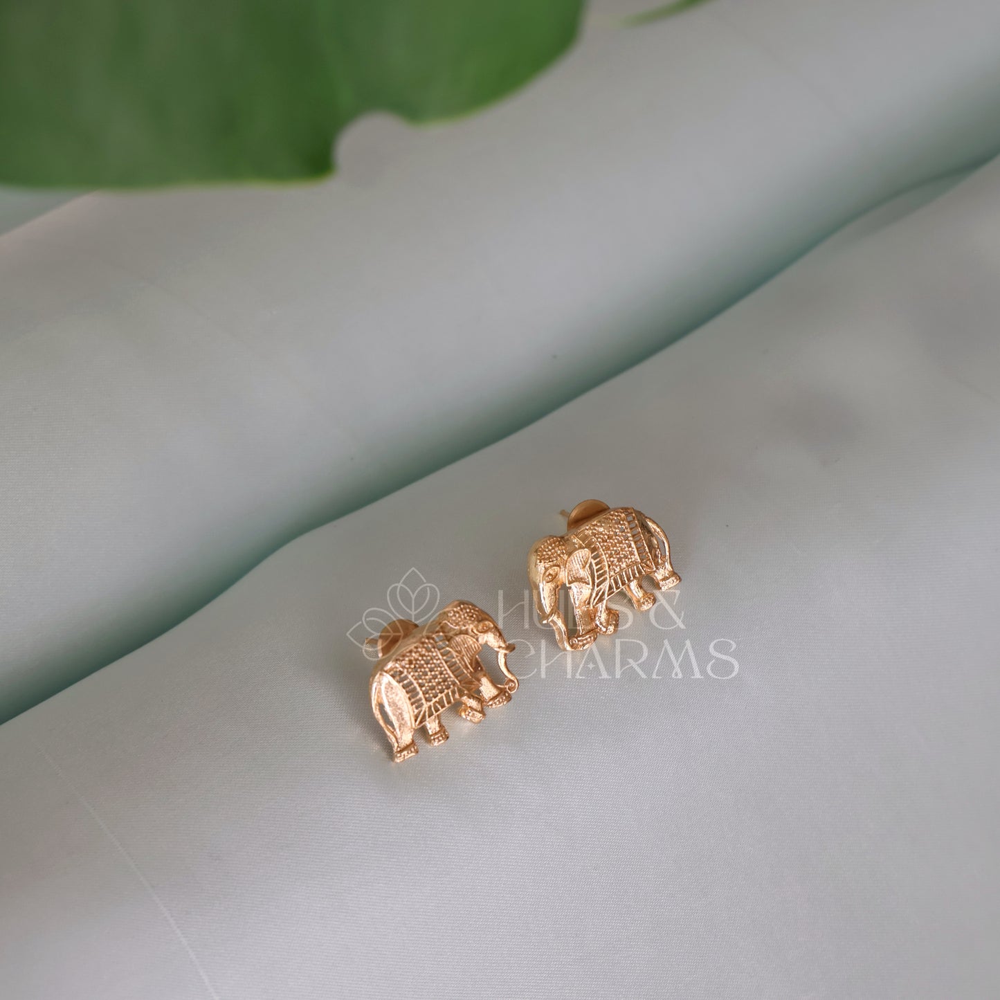 GOLDEN GAJA GRACE STUD EARRINGS