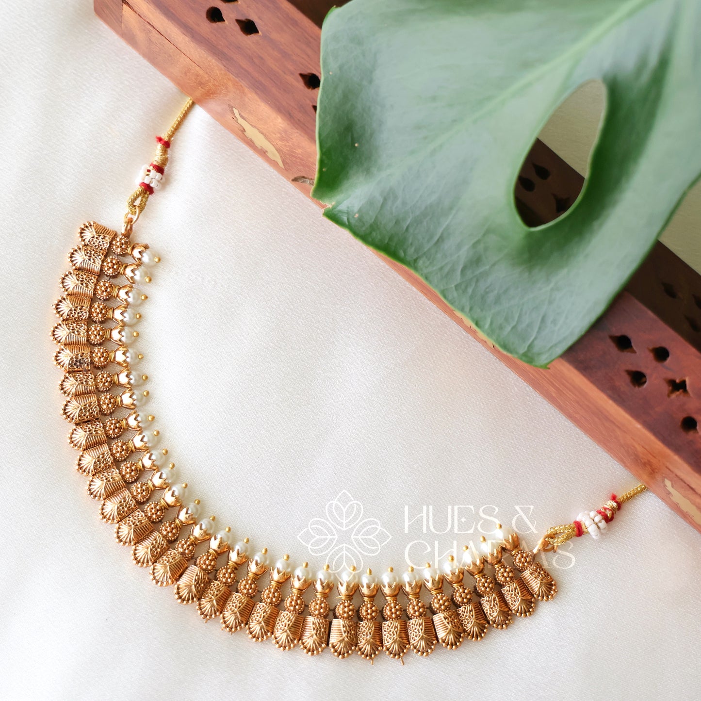 GOLDEN STATEMENT NECKLACE SET WITH PEARL DETAILING