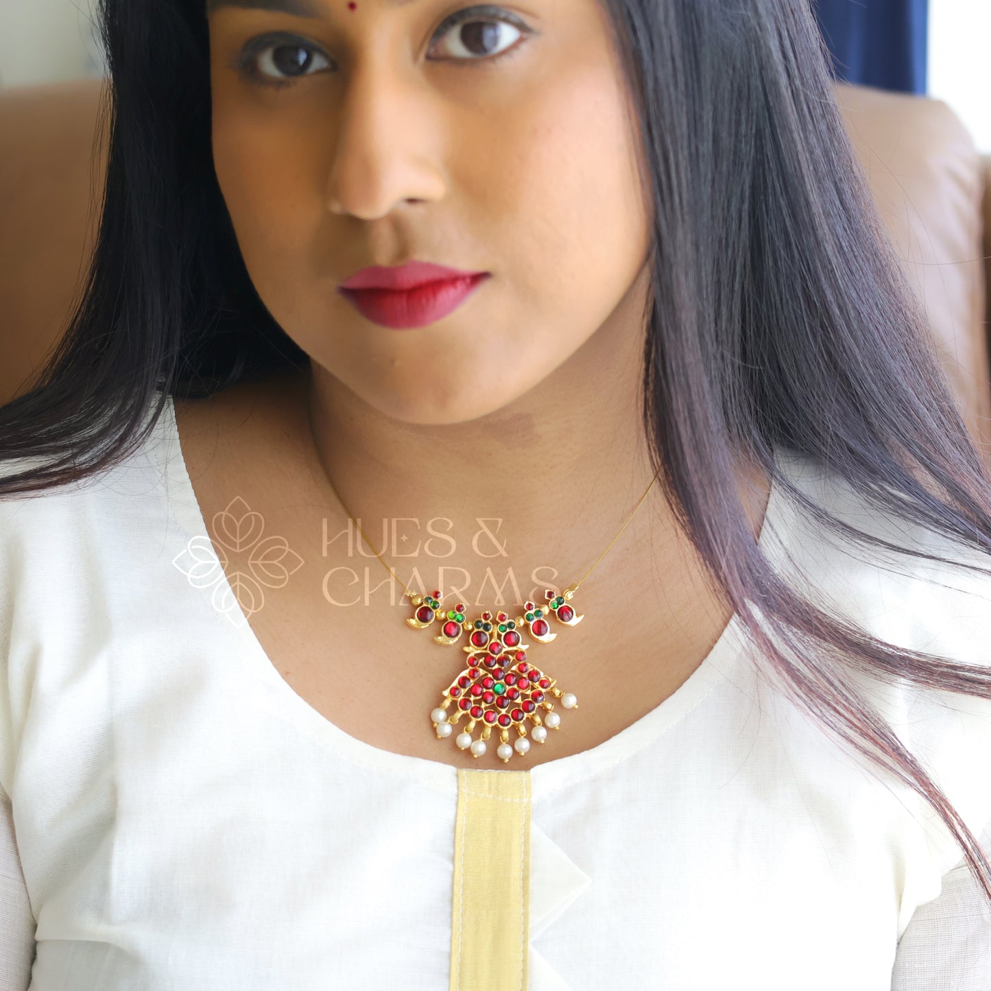 TRADITIONAL FLOATING NECKPIECE - RED & GREEN