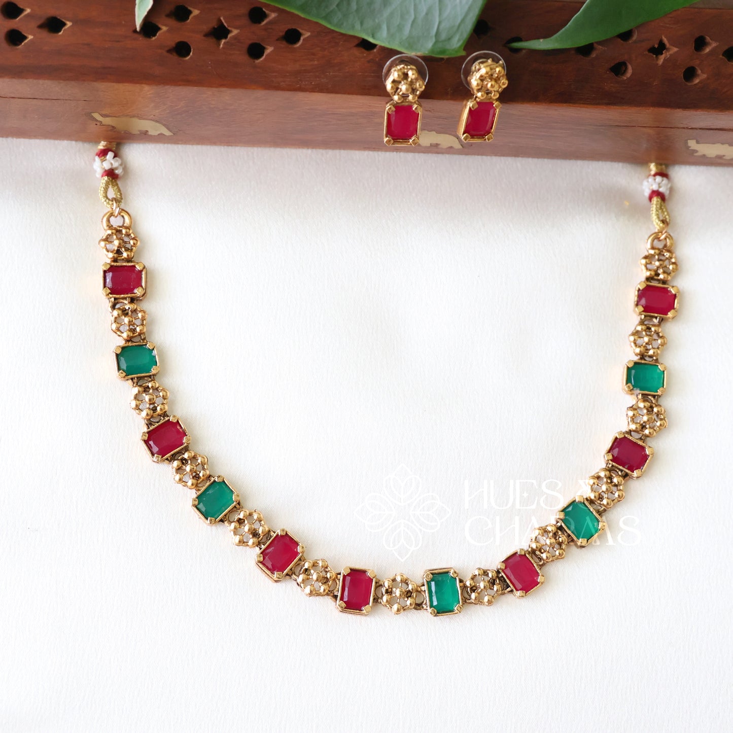 GOLDEN GLOSSY RECTANGLE AND FLORAL NECKLACE SET
