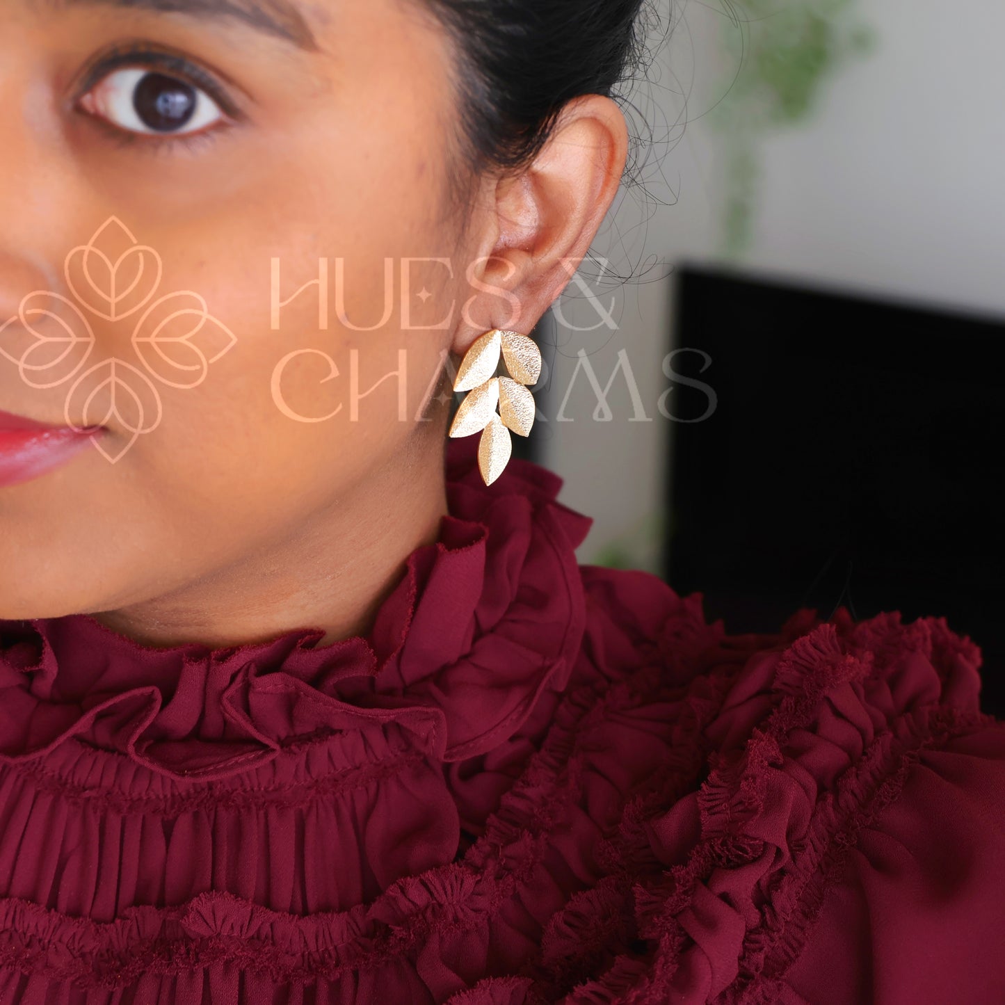 GOLDEN TEXTURED LEAF STUD EARRINGS