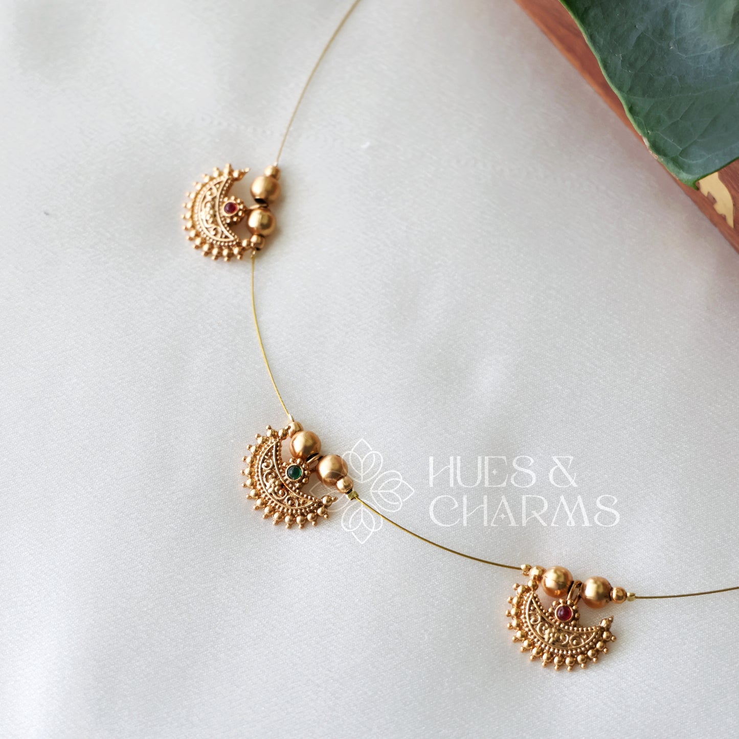 GOLDEN 3 DIYA FLOATING NECKPIECE