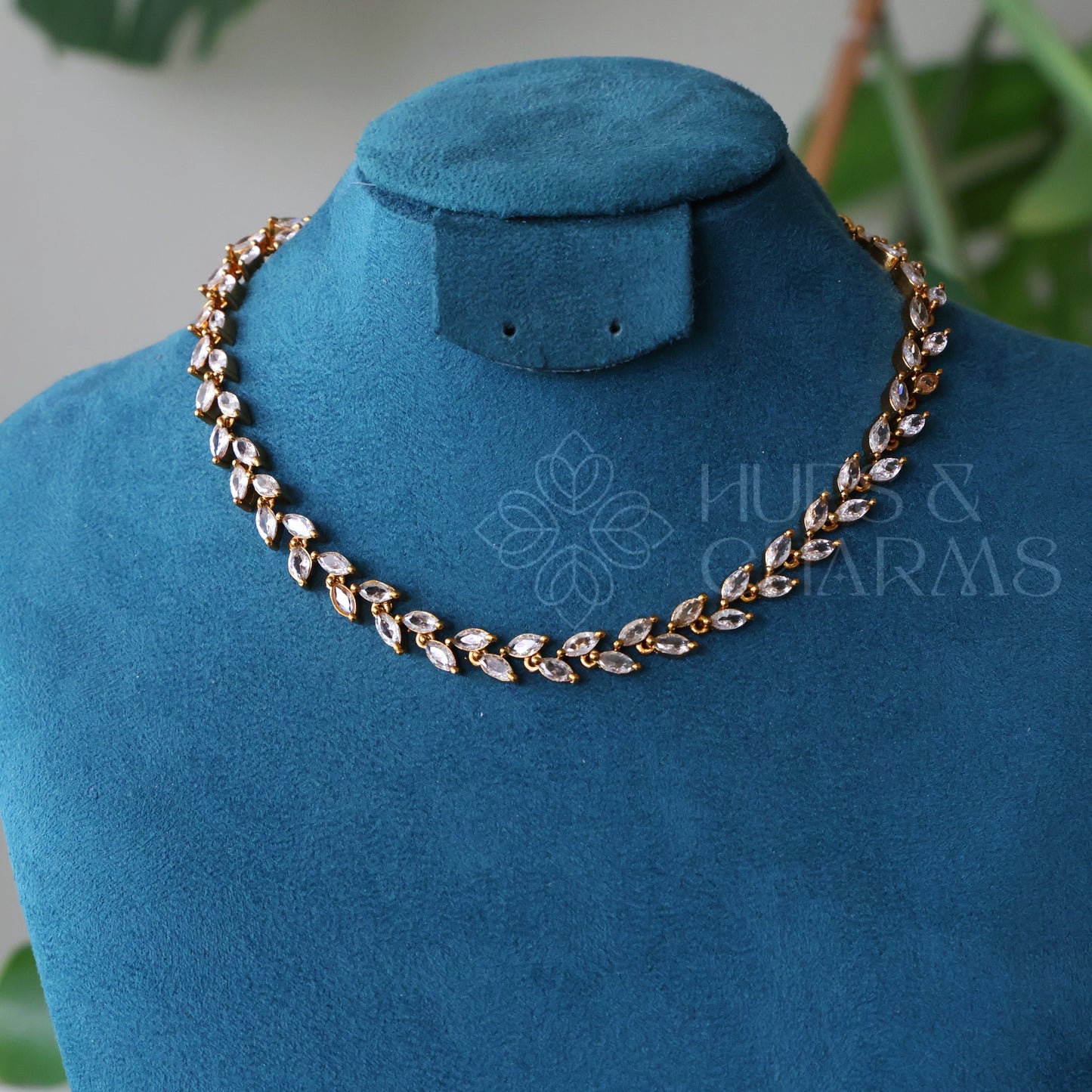 GOLDEN LUSTRE LEAF AD NECKLACE SET