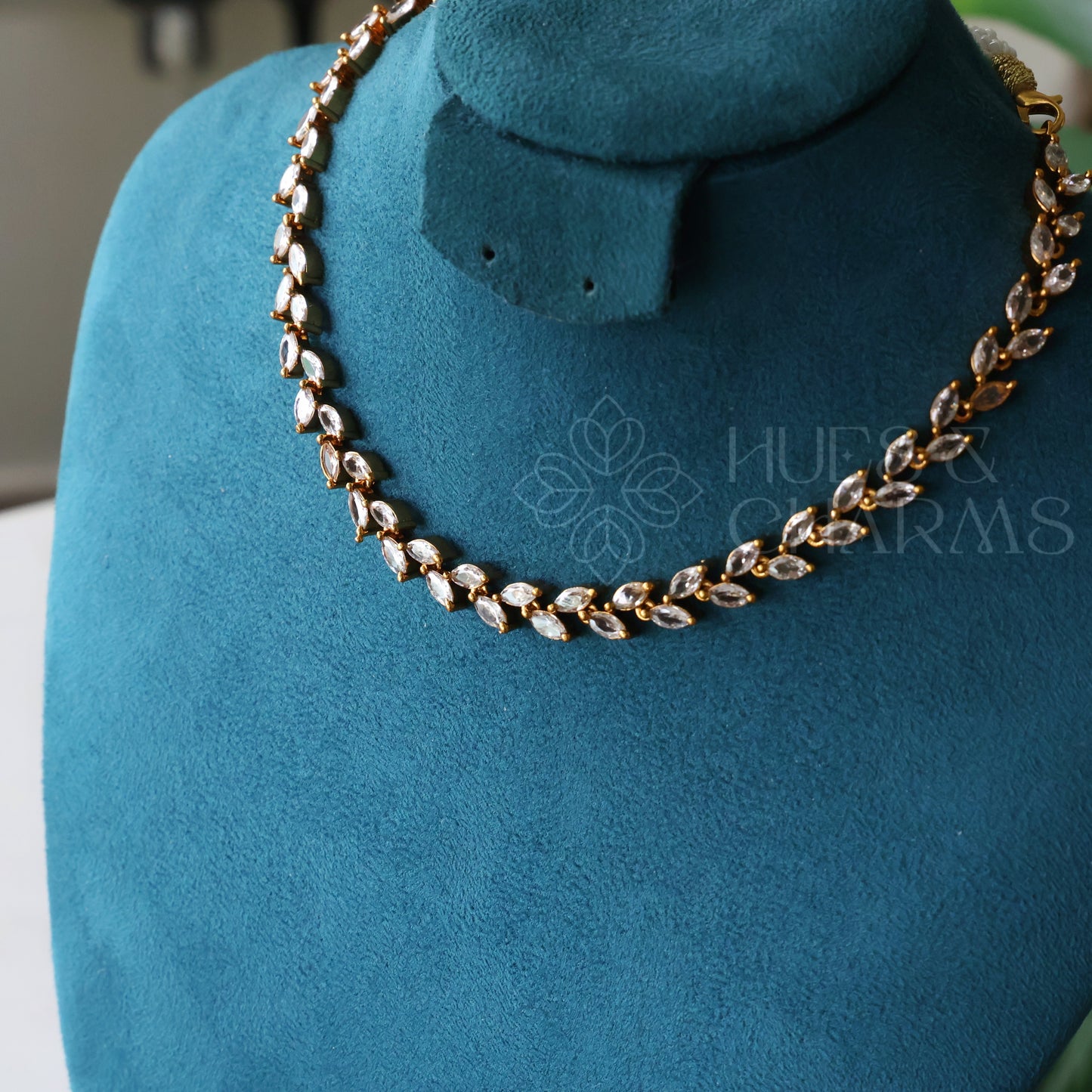 GOLDEN LUSTRE LEAF AD NECKLACE SET