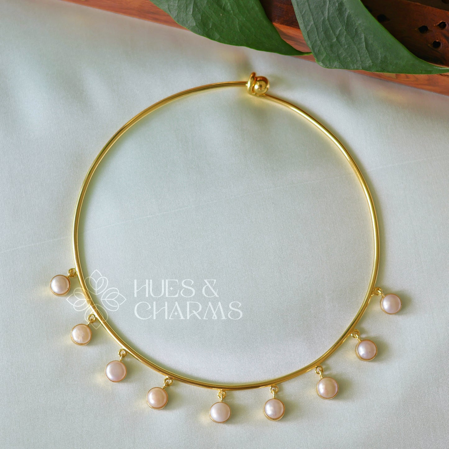 GOLDEN PEARL NECK CUFF