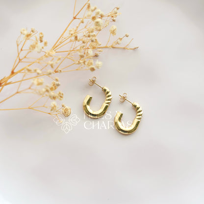 GOLDEN HALF TWISTED OVAL HOOPS