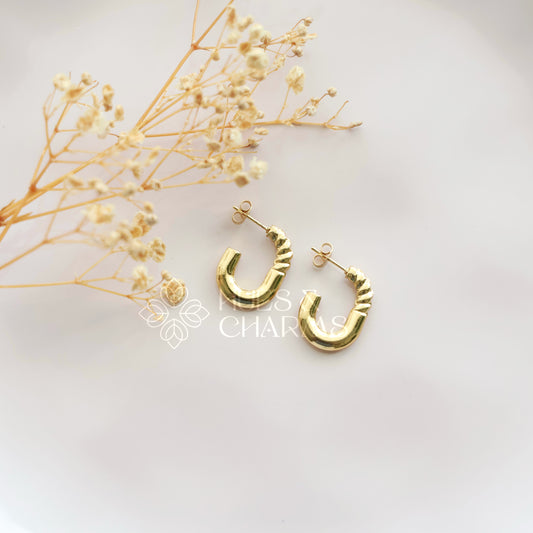 GOLDEN HALF TWISTED OVAL HOOPS