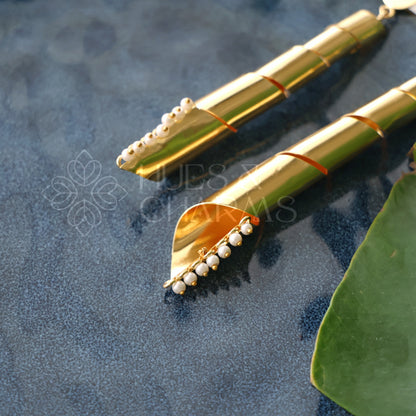 GOLDEN PEARL EDGE SPIRAL DANGLER STATEMENT EARRINGS
