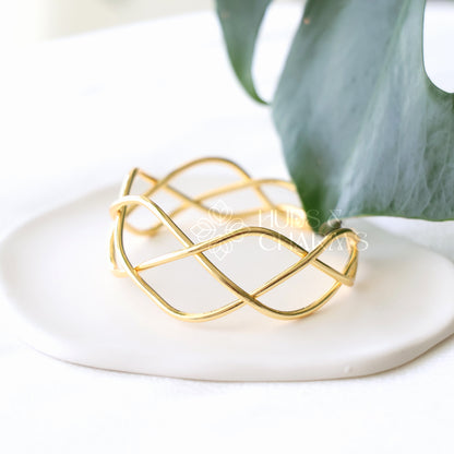 GOLDEN TWIST CUFF BANGLE