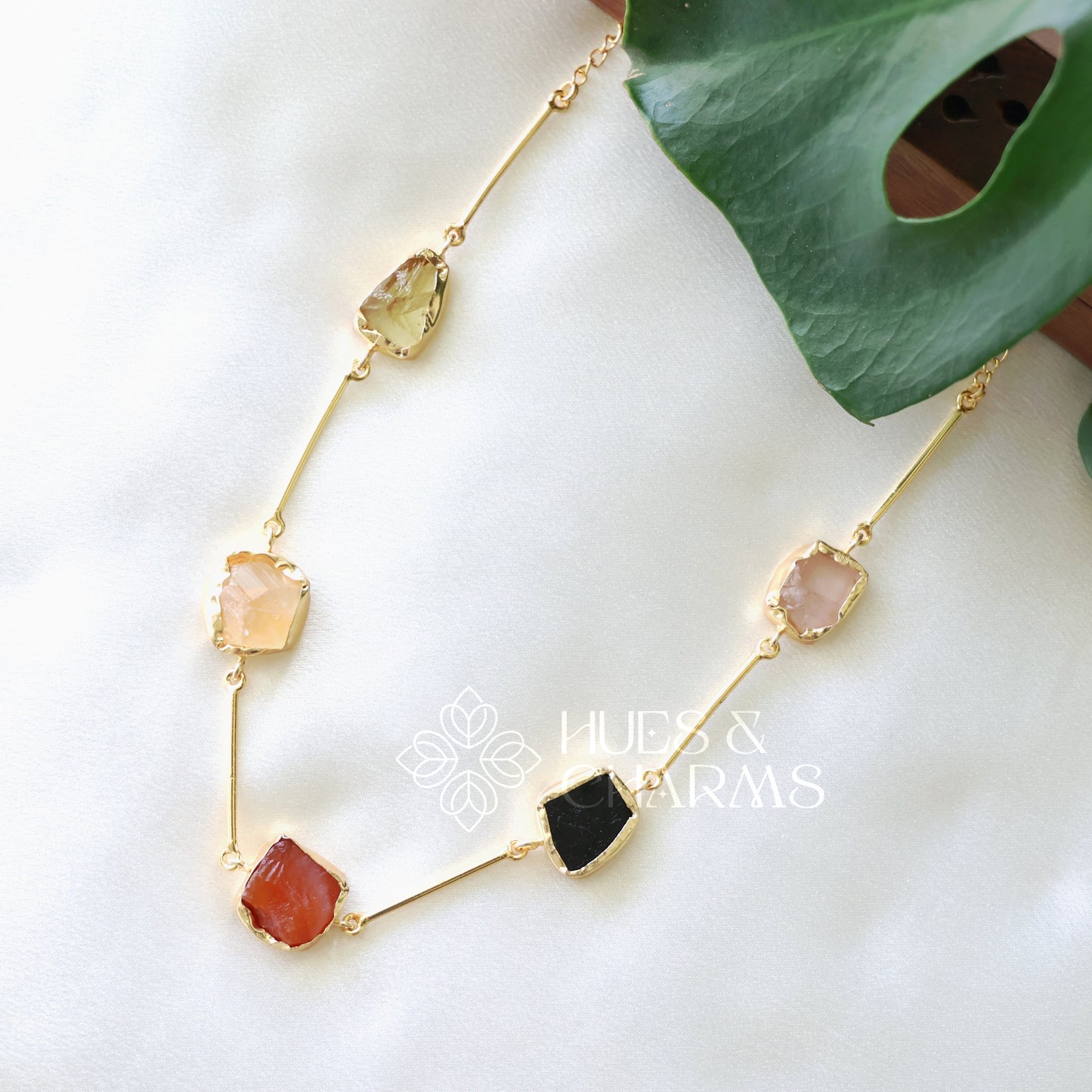 5 RAW STONE MINIMAL NECKPIECE