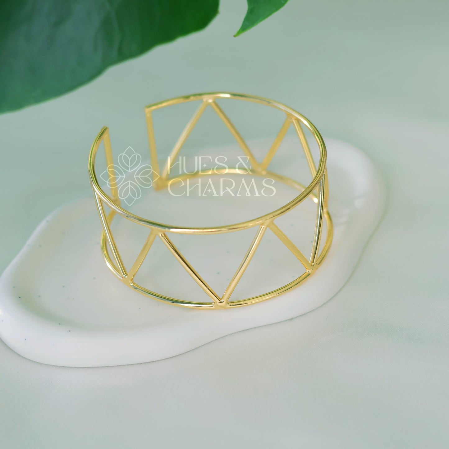 GOLDEN ADJUSTABLE MINIMAL BANGLE