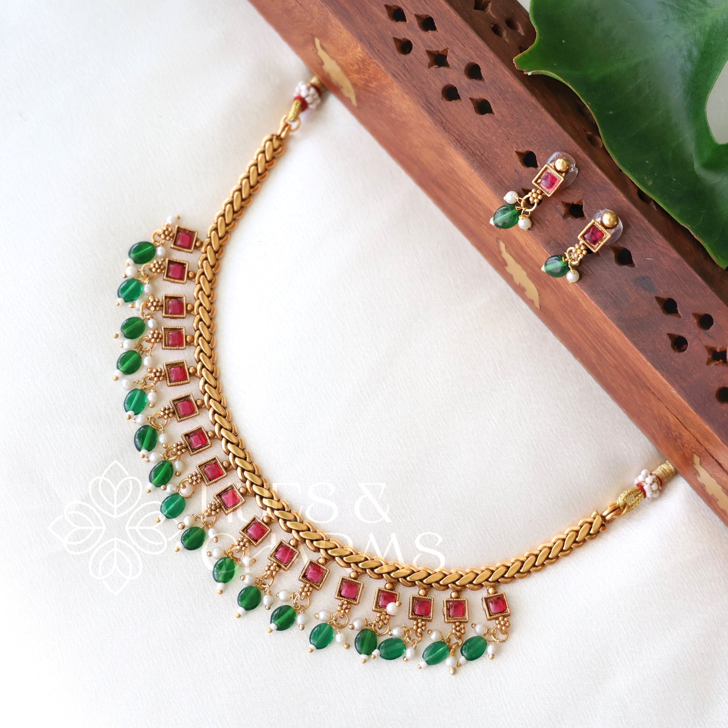 TRADITIONAL RATNA VALLI NECKLACE SET