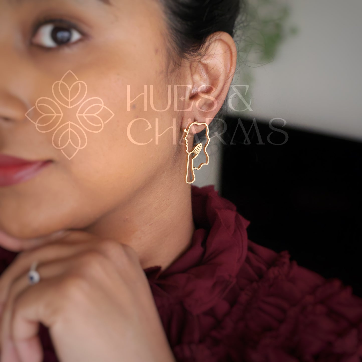 GOLDEN FEMININE AURA STUD EARRINGS