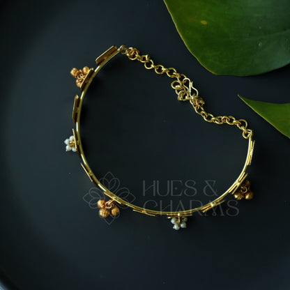 GOLDEN TEXTURED GEO PEARL GHUNGROO NECK CUFF