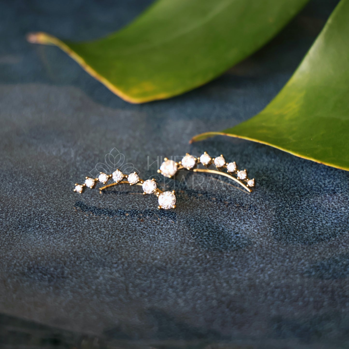 GOLDEN NYRA CLIMBERS AD EAR CUFF