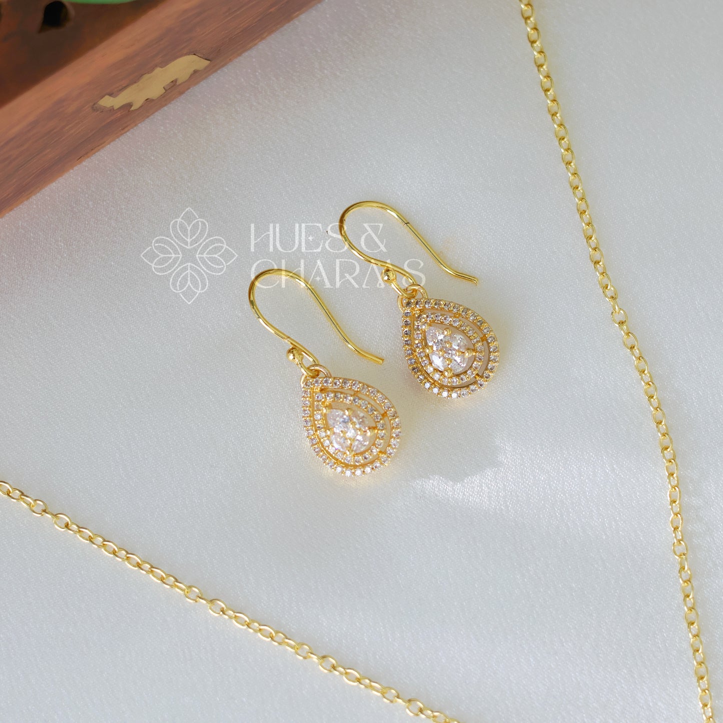 GOLDEN RAINDROP AD NECKLACE SET