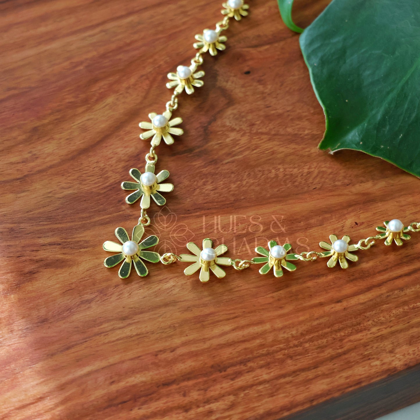 GOLDEN PEARL DAISY BLOOM NECKPIECE