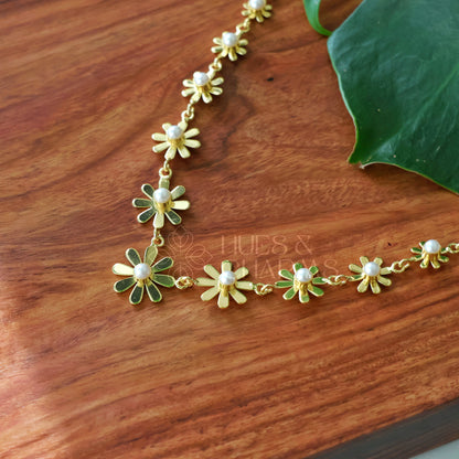 GOLDEN PEARL DAISY BLOOM NECKPIECE