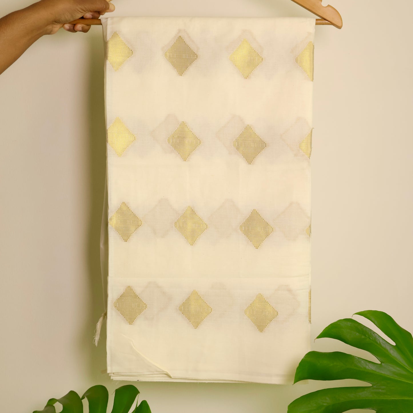 KERALA GOLDEN MUDRA MOTIF SAREE