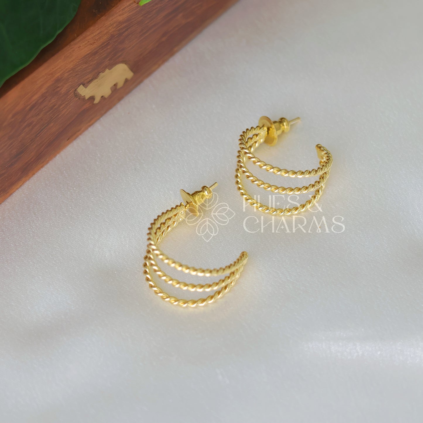 GOLDEN TWISTED HOOP EARRINGS