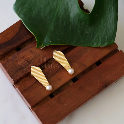 GOLDEN PRISM STUD EARRINGS WITH PEARLS