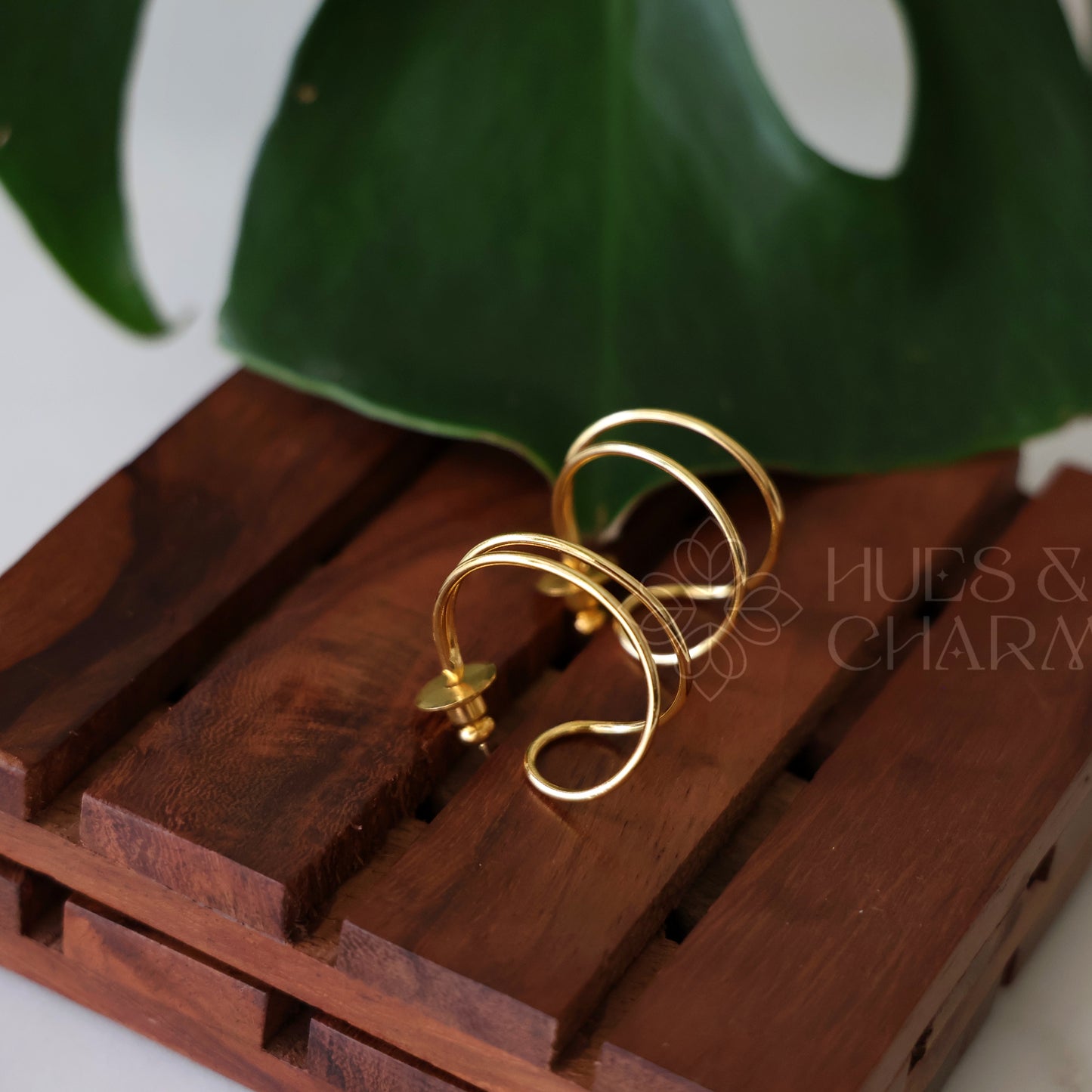 GOLDEN SWIRL HOOP EARRINGS