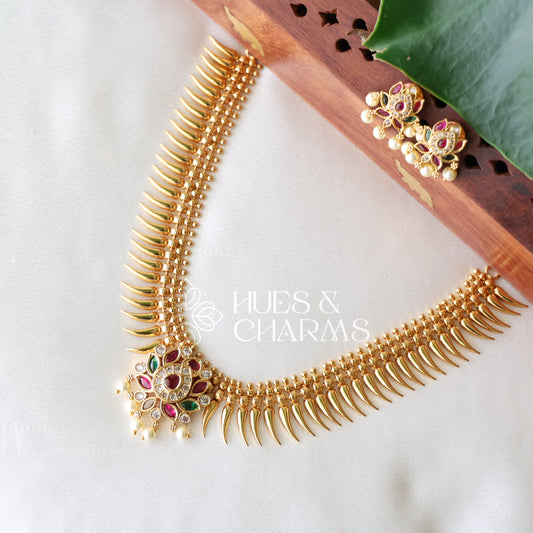 TRADITIONAL GOLDEN LOTUS NECKLACE SET WITH PEARL