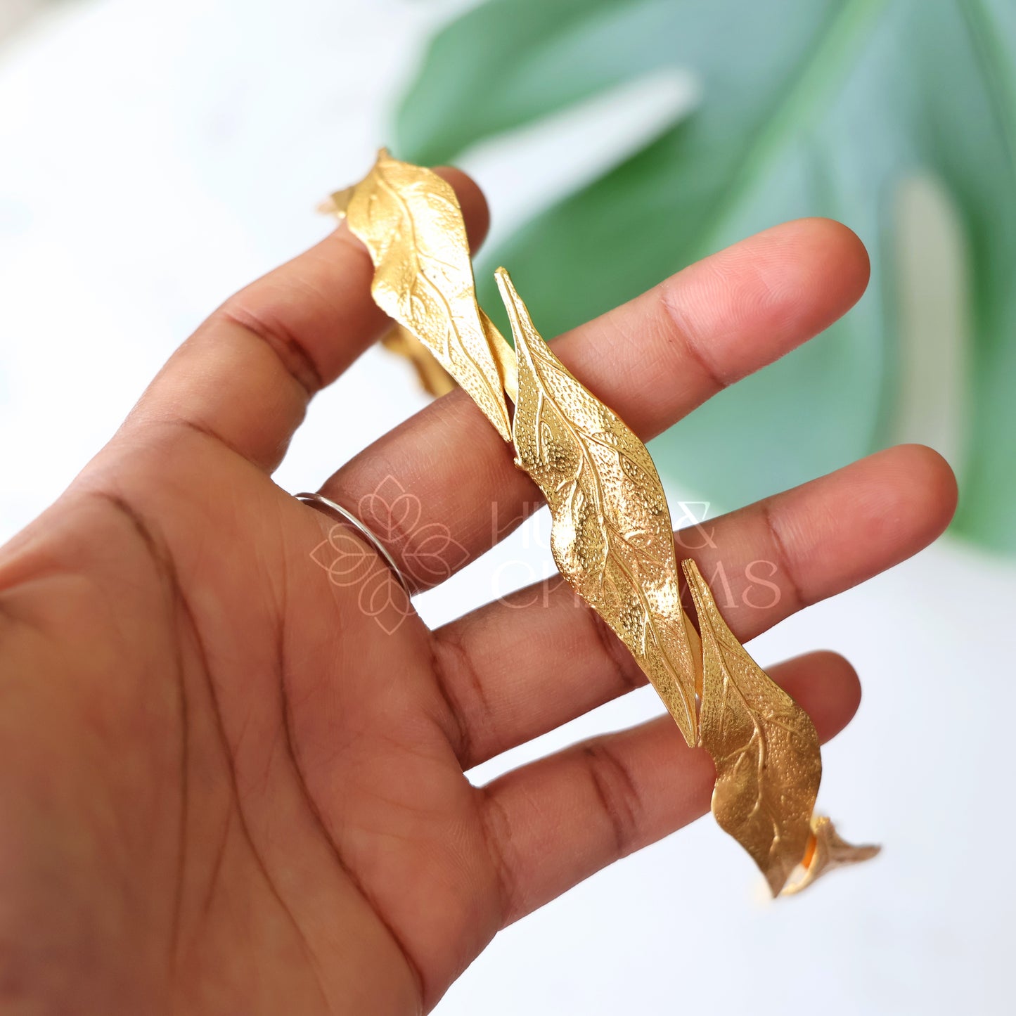 GOLDEN TEXTURED IVY COLLAR NECK CUFF