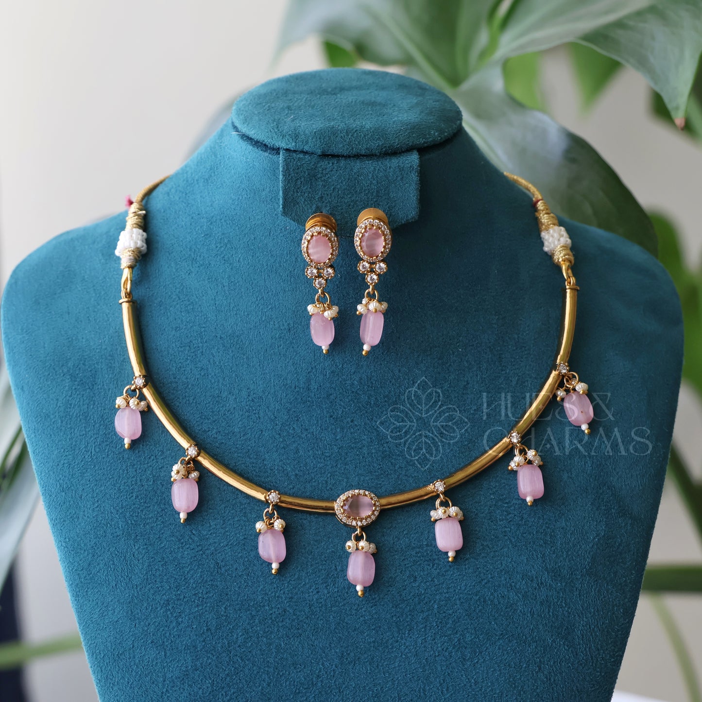 GOLDEN STIFF NECKLACE SET WITH BEADS (COLOURS AVAILABLE)