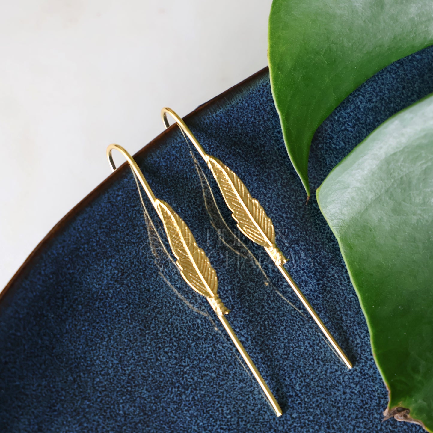 GOLDEN MINIMAL FEATHER EAR CUFF