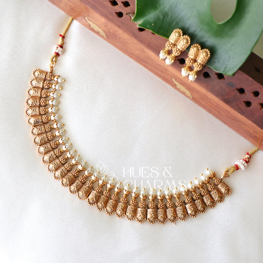 GOLDEN STATEMENT NECKLACE SET WITH PEARL DETAILING