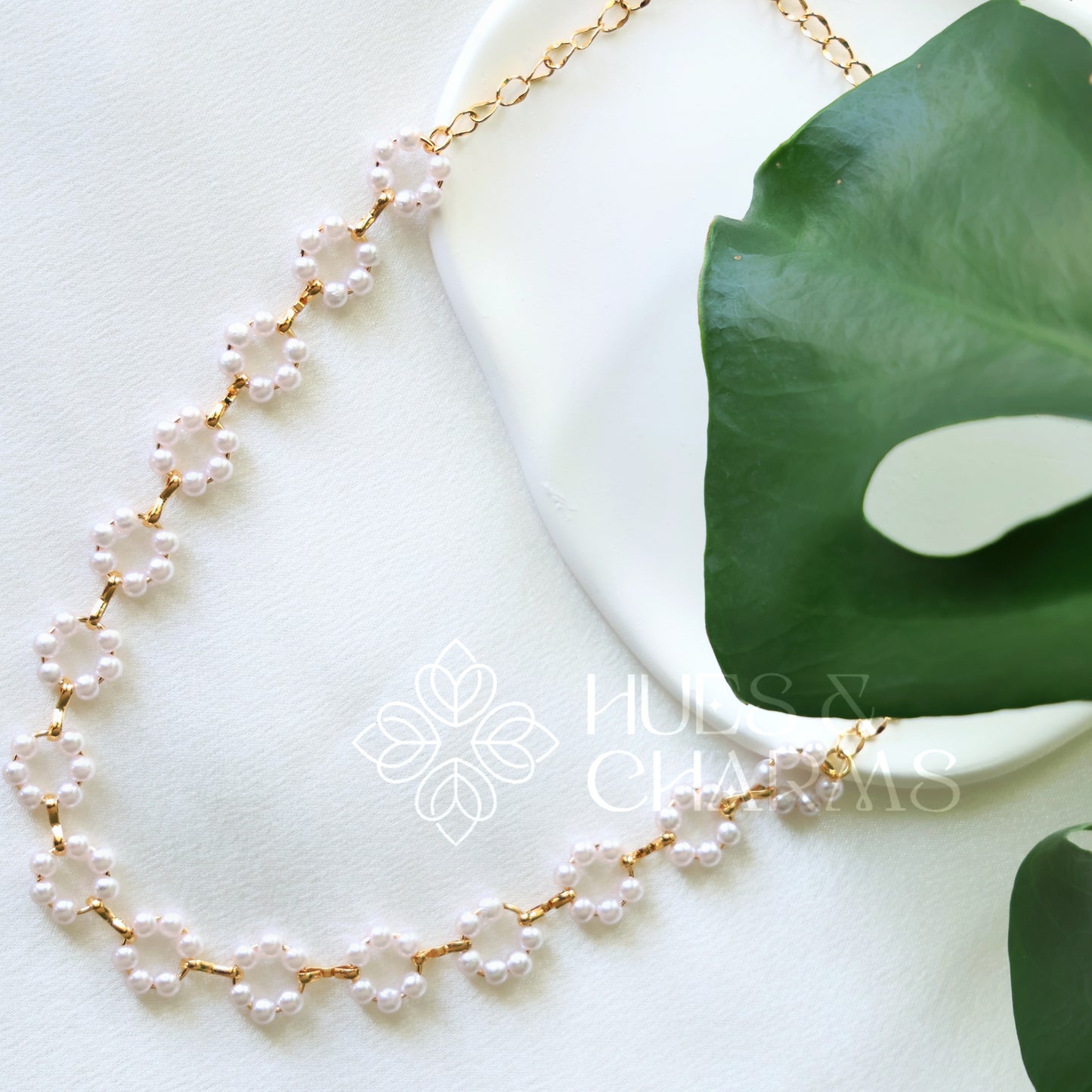 GOLDEN FLORA MINIMAL NECKPIECE WITH PEARLS