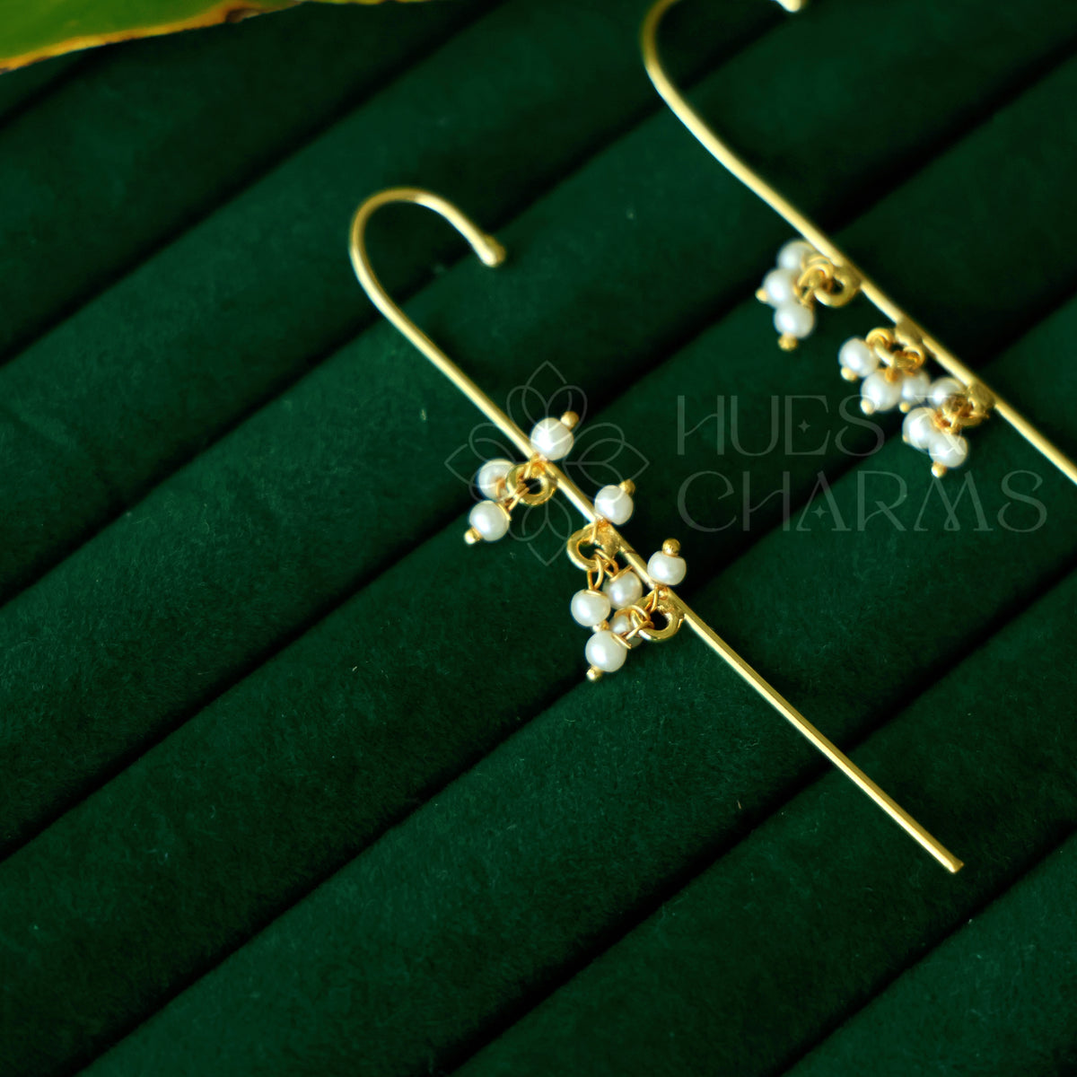 GOLDEN MINIMAL CLUSTER PEARLS EAR CUFF