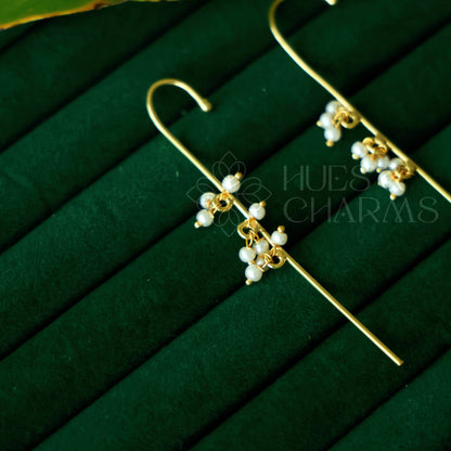 GOLDEN MINIMAL CLUSTER PEARLS EAR CUFF