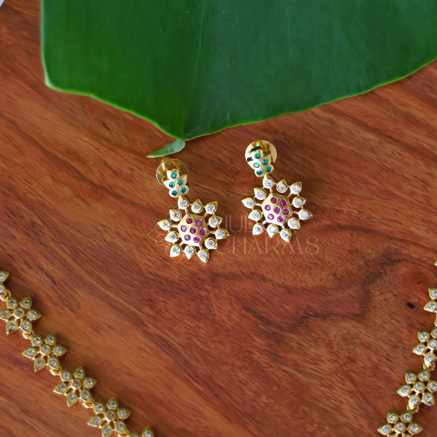 GOLDEN AD FLORAL SHORT NECKLACE SET